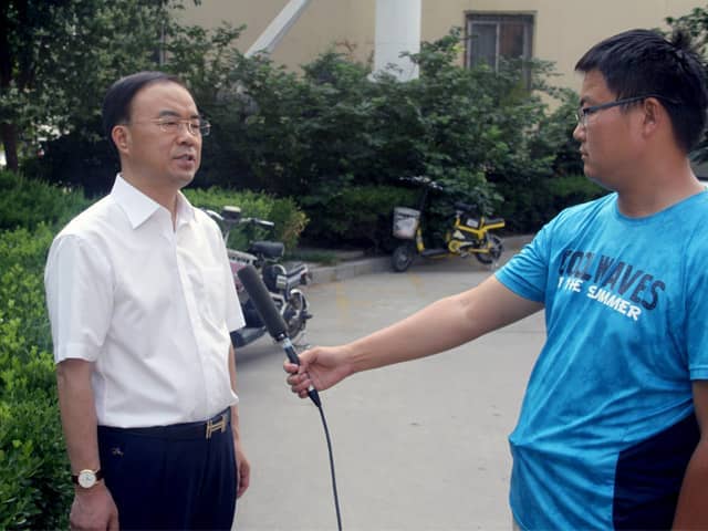 山東天意機(jī)械董事長(zhǎng)劉洪彬作為基層共產(chǎn)黨員,今天接受了當(dāng)?shù)赜浾叩牟稍L